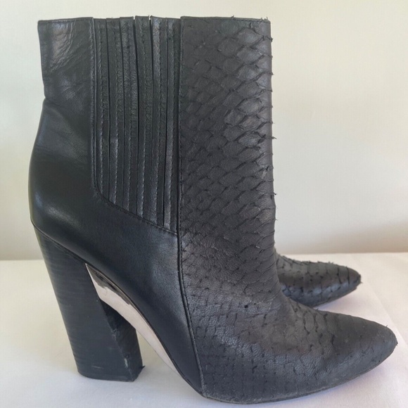 BCBG Maxazria Metild Black Snake Embossed Leather High Heel Ankle Boots Size 9.5 - Picture 2 of 6